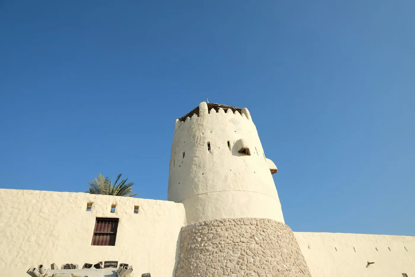 מגדל שמירה עגול במבצר היסטורי מסויד באיחוד האמירויות