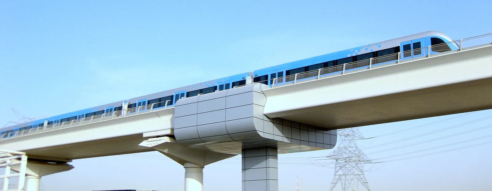 רכבת המטרו של דובאי על המסילה המוגבהת, הקו האדום מחבר את שדה התעופה לעיר