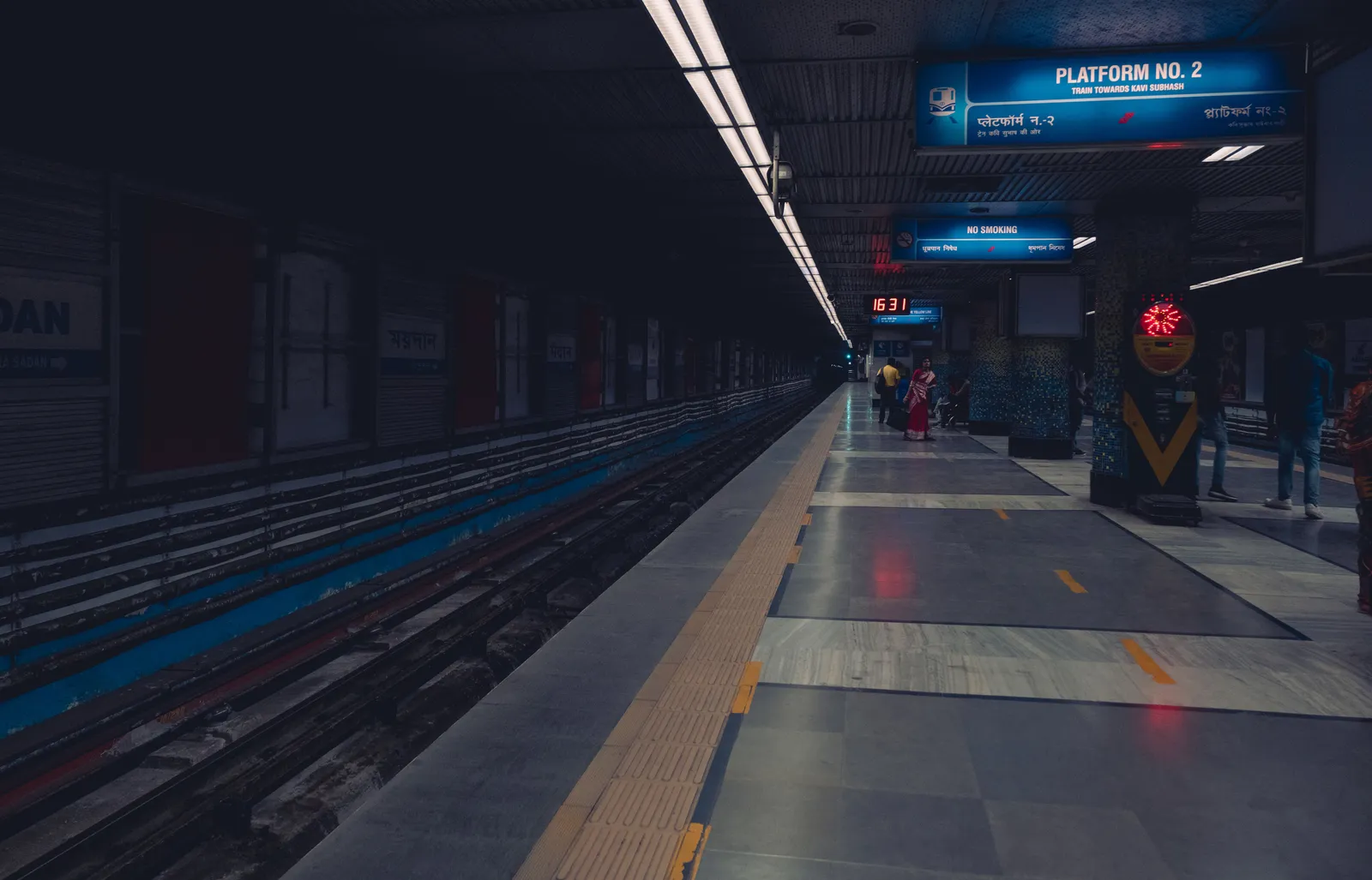 רציף תחנת מטרו בדובאי עם שילוט אלקטרוני ומסילה