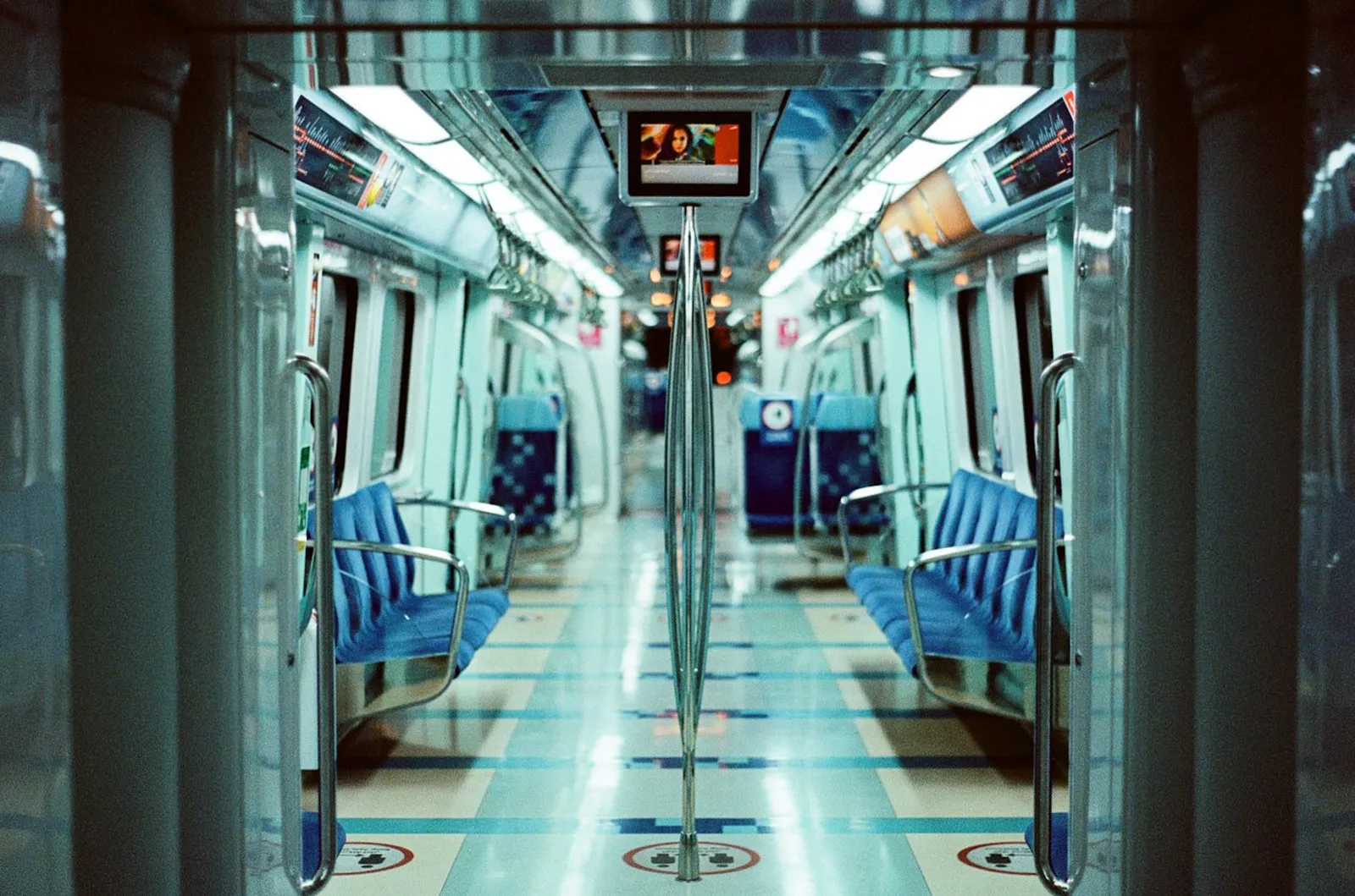 פנים קרון מטרו בדובאי עם מושבים כחולים וידיות אחיזה