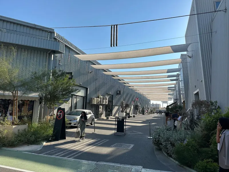 סמטת מחסנים עם סככת צל לבנה וגלריות משני הצדדים
