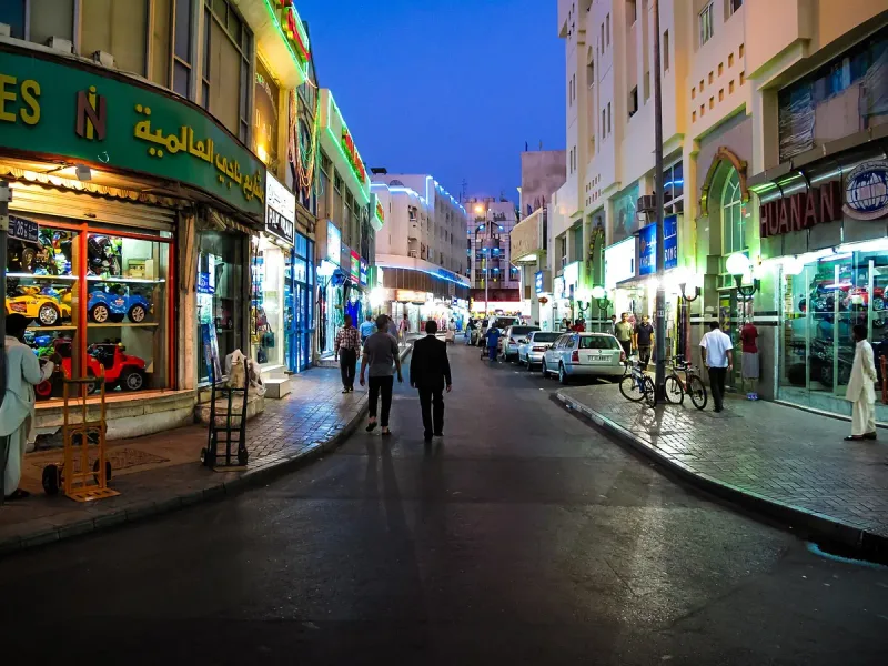רחוב חנויות מואר בשלטים בשעת ערב