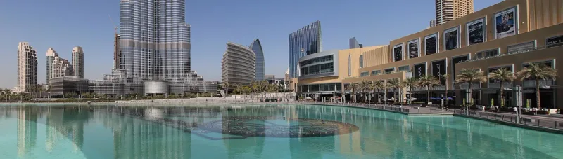 אגם עירוני מוקף מבנים ומרפסות