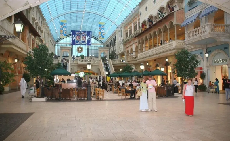 אטריום קניון בסגנון איטלקי עם גג זכוכית ומרפסות מעוטרות