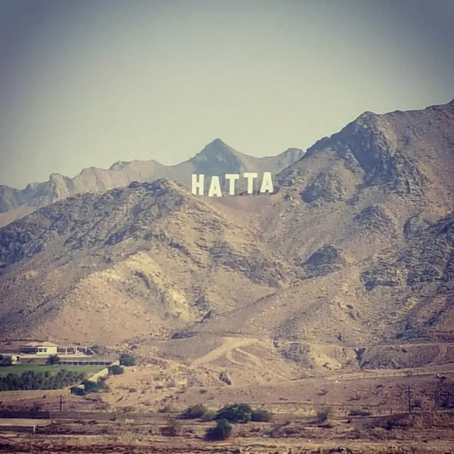 אותיות לבנות גדולות על מדרון הר סלעי חשוף