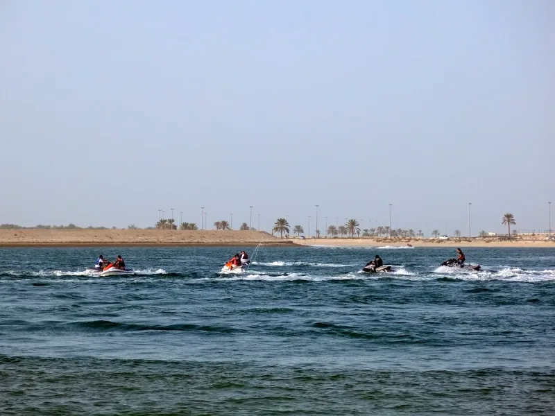 אופנועי ים על המים מול קו החוף